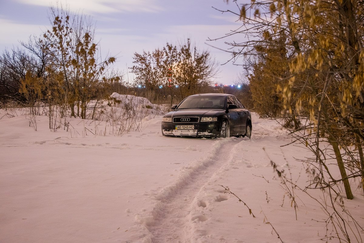Задержать правонарушителя удалось после того, как автомобиль выкинуло в поле и он застрял в снегу Задержать правонарушителя удалось после того, как автомобиль выкинуло в поле и он застрял в снегу