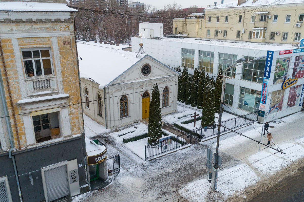 Здание находится на проспекте Яворницкого, 103