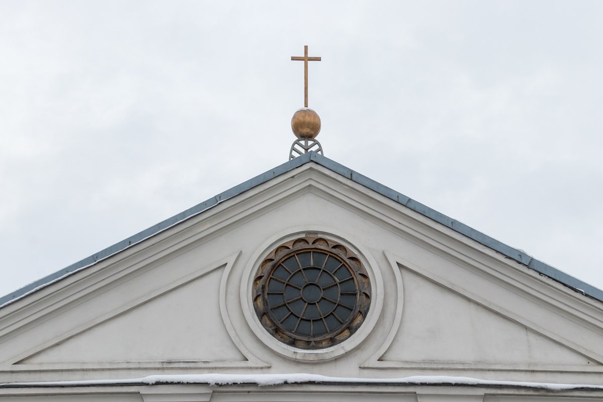 Здание выглядит аскетичным 