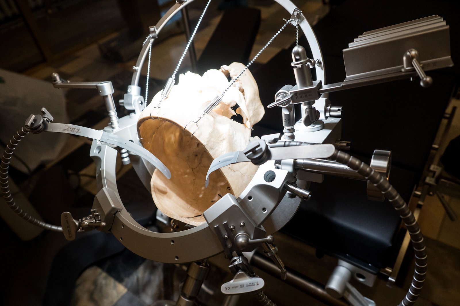 Таких столов экспертного класса для нейрохирургии и микрохирургии в мире - менее сотни Таких столов экспертного класса для нейрохирургии и микрохирургии в мире - менее сотни