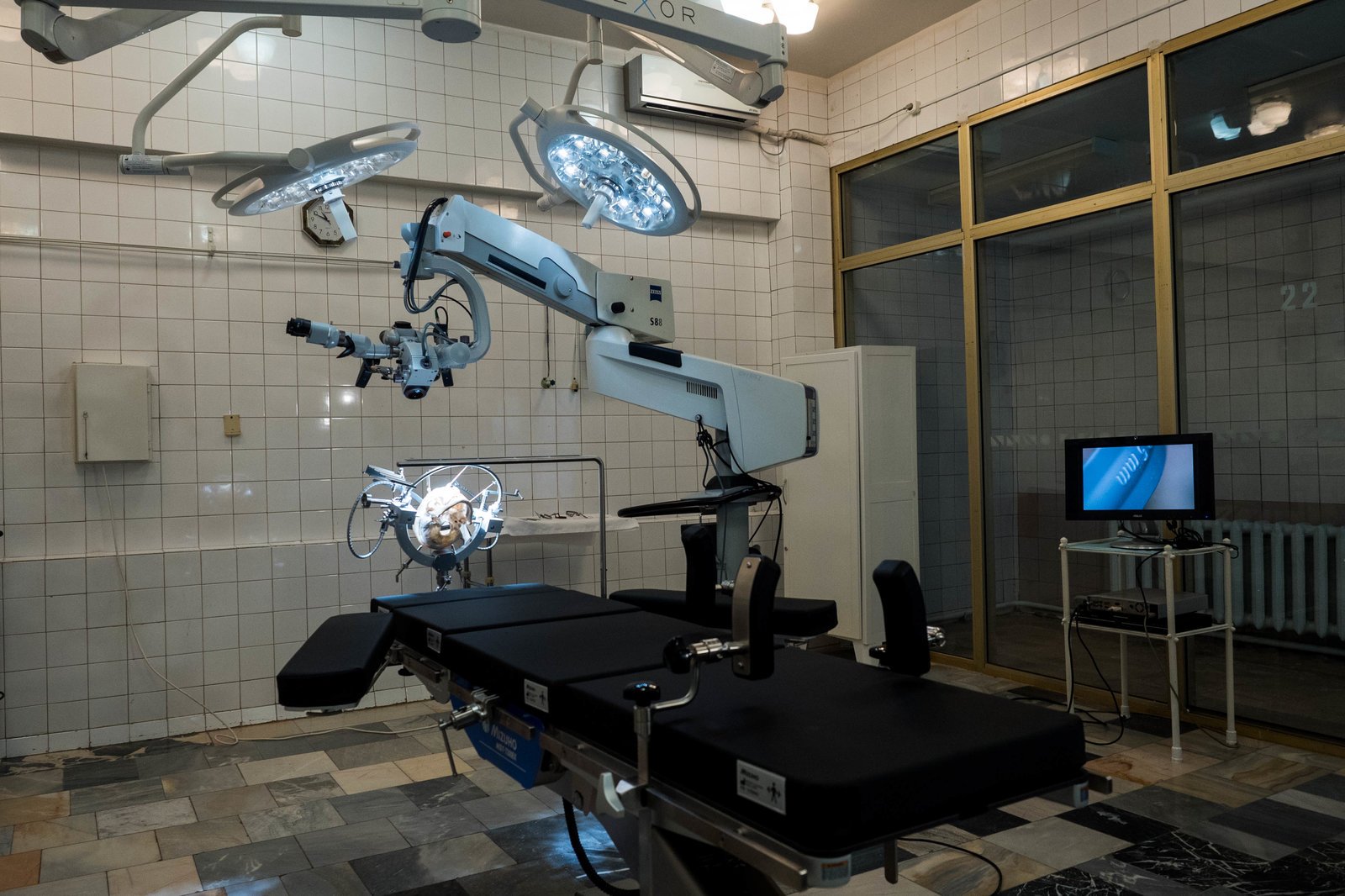 Острая необходимость в столе новейшей технологии связана прежде всего с большим количеством ранений на фронте в голову Острая необходимость в столе новейшей технологии связана прежде всего с большим количеством ранений на фронте в голову