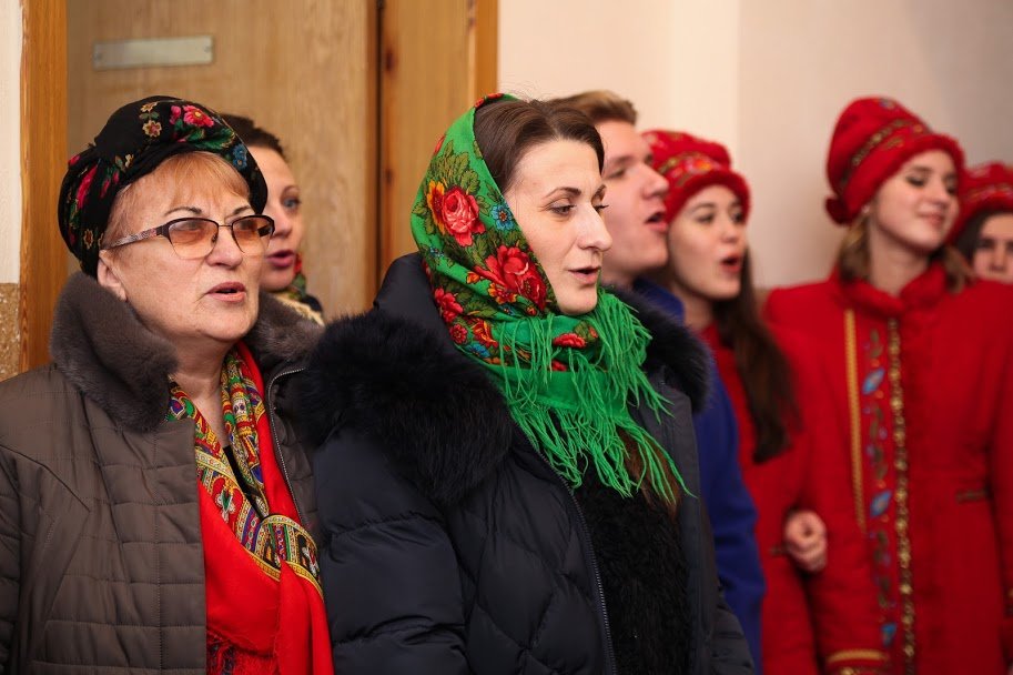 Петь помогают студенты Днепропетровского театрально-художественного колледжа Петь помогают студенты Днепропетровского театрально-художественного колледжа