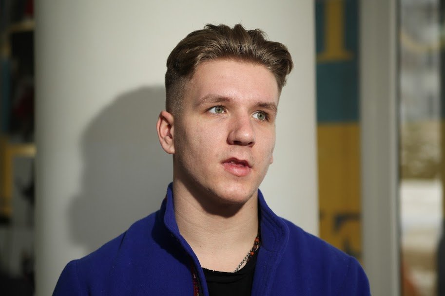 Студент Днепропетровского театрально-художественного колледжа Тимур Коряка Студент Днепропетровского театрально-художественного колледжа Тимур Коряка