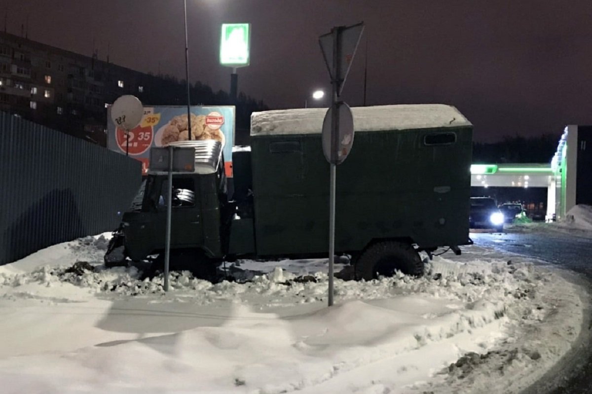 В Днепре водитель на грузовом автомобиле потерял управление и влетел в снежный занос В Днепре водитель на грузовом автомобиле потерял управление и влетел в снежный занос