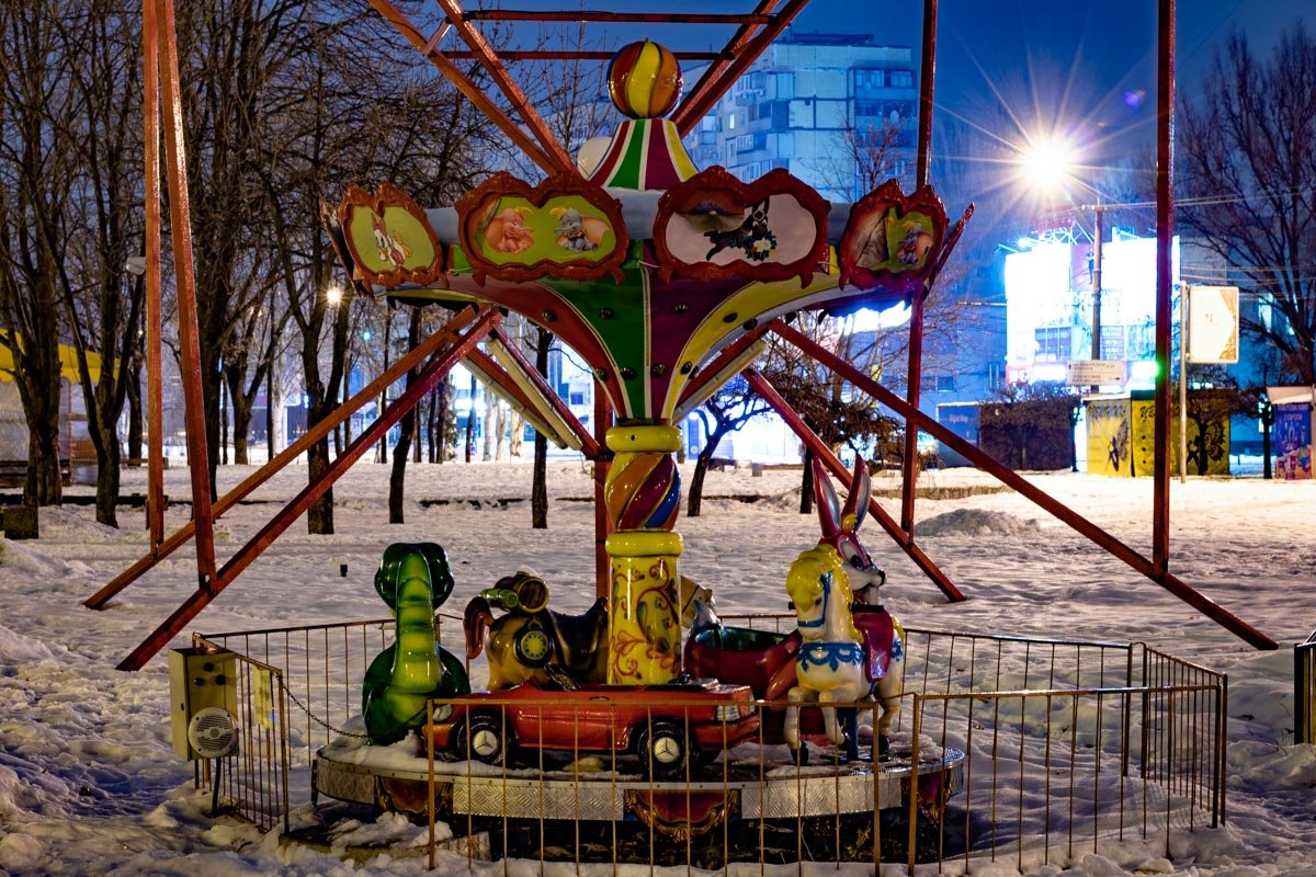 Качели скучают ночью без звонкоголосой детворы  Качели скучают ночью без звонкоголосой детворы