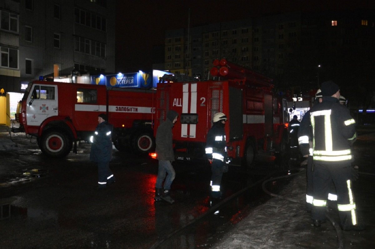 В Днепре на Парусе горел интернет-центр с игровыми автоматами В Днепре на Парусе горел интернет-центр с игровыми автоматами