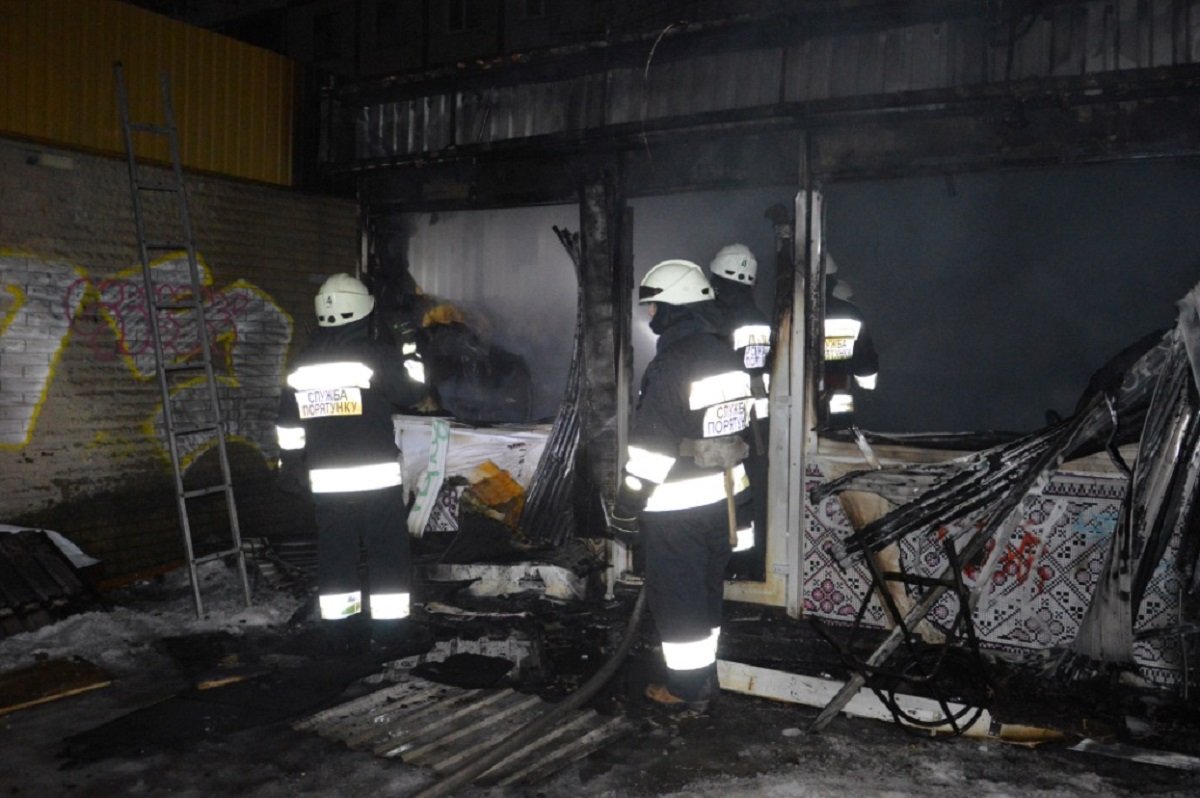 Прибыв на место, спасатели установили, что пожар возник в одноэтажном павильоне с игровыми автоматами Прибыв на место, спасатели установили, что пожар возник в одноэтажном павильоне с игровыми автоматами