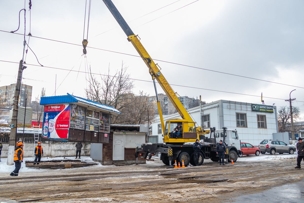 К 10:00 на место приехала коммунальная техника, которая демонтировала ларек