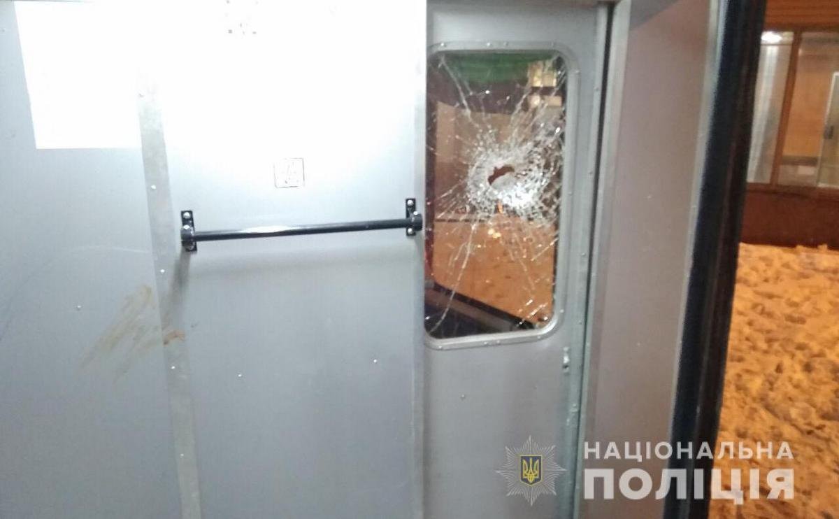 И разбил водительское окно И разбил водительское окно