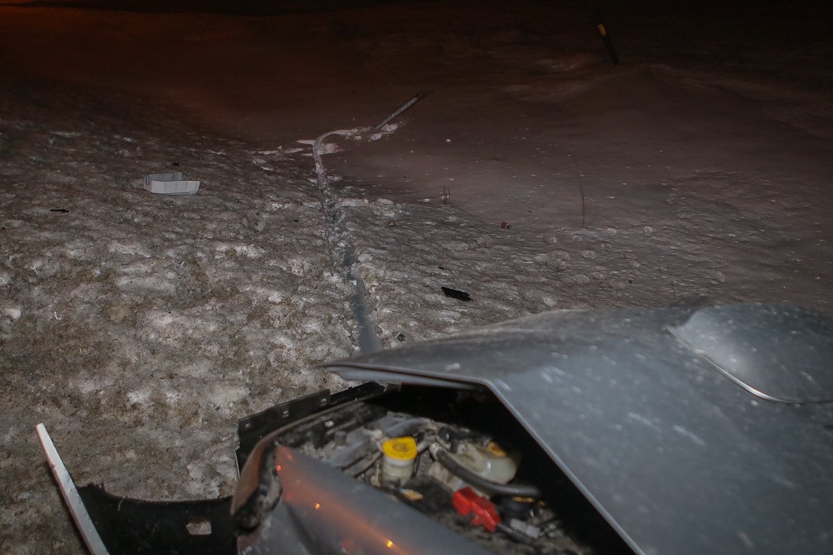 От удара Subaru отлетел на обочину и повалил на землю столб