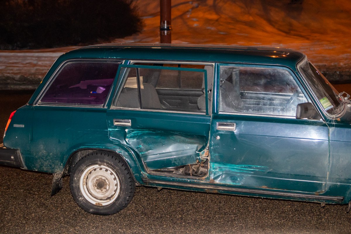 У "Жигули" практически выбило пассажирскую дверь