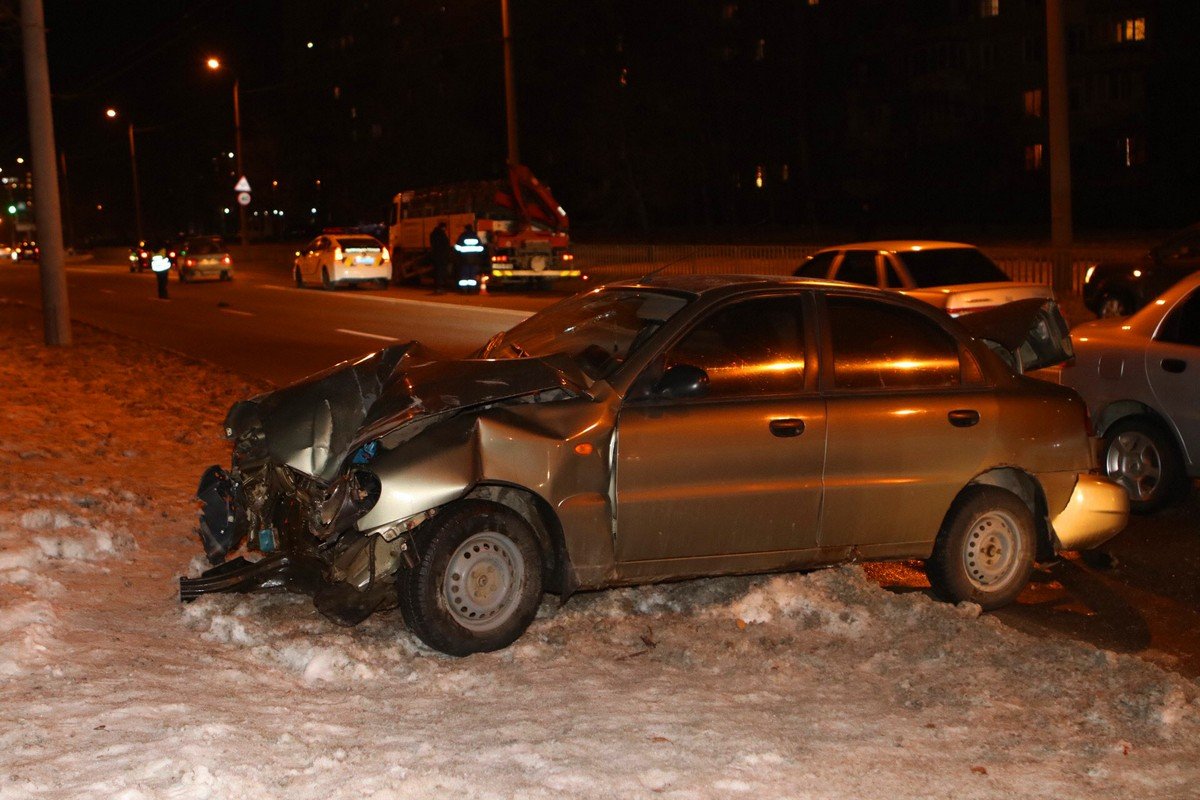 От удара легковушку выбросило на встречную полосу движения