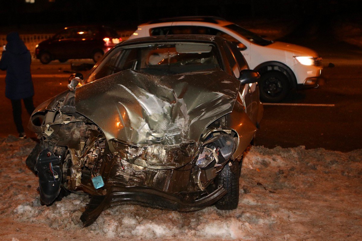 Там Daewoo столкнулся с грузовиком, после чего его закрутило и выбросило на обочину