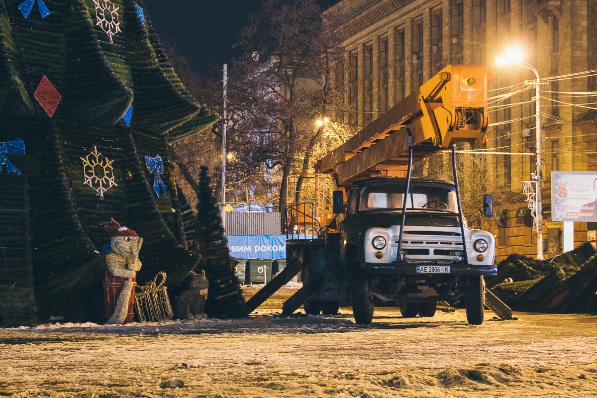 Ночью техника стоит на месте Ночью техника стоит на месте