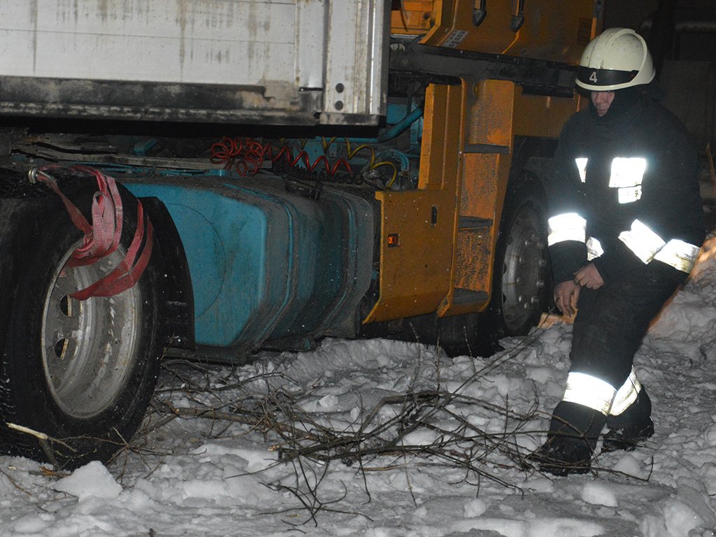 Водитель не справился с управлением и застрял в снегу Водитель не справился с управлением и застрял в снегу