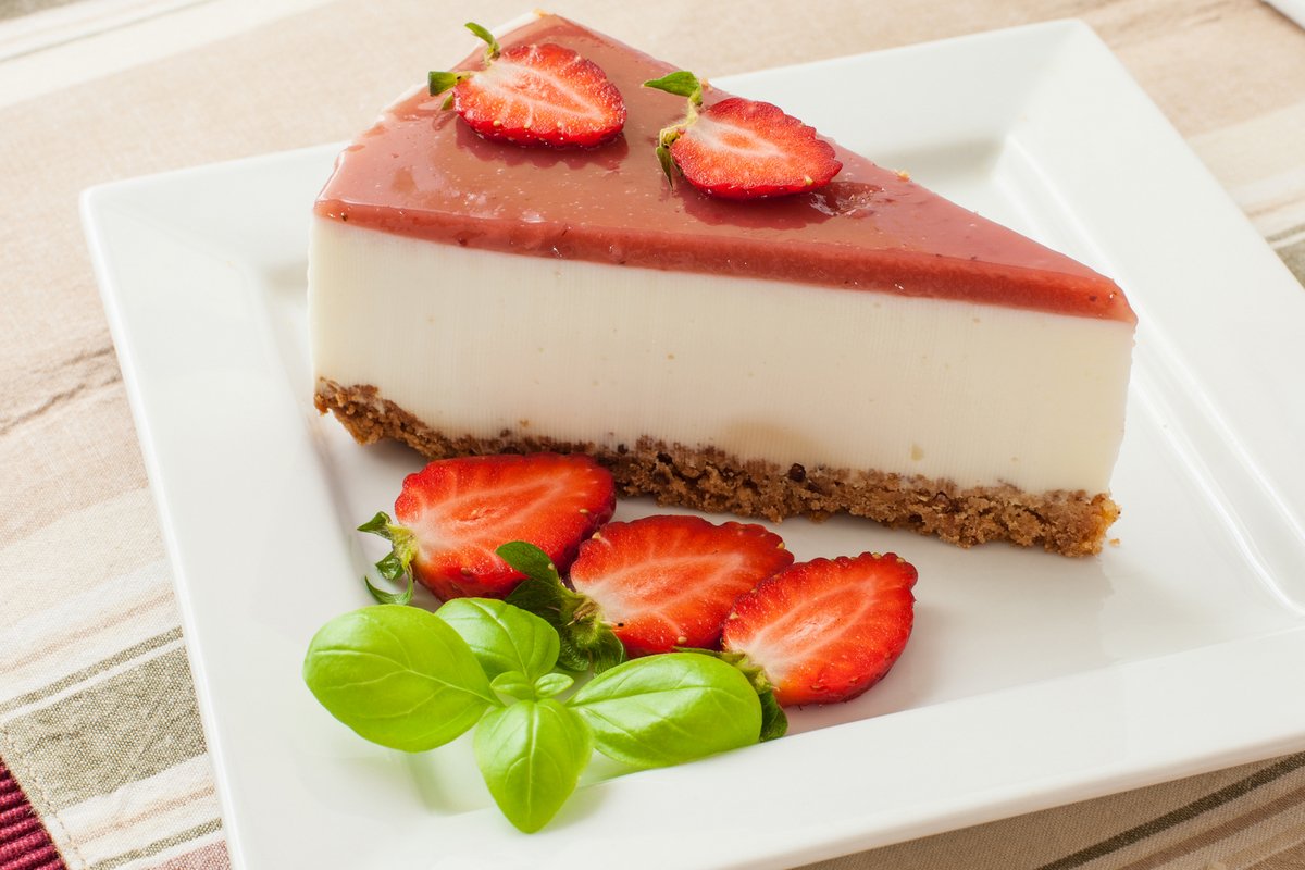 Полезные и вкусные рецепты: как приготовить творожный чизкейк с клубникой 1