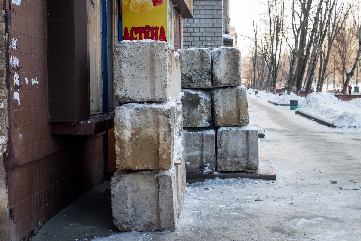 Продавщица не успела вынести товар, не говоря уже у кассовых аппаратах и прочей технике