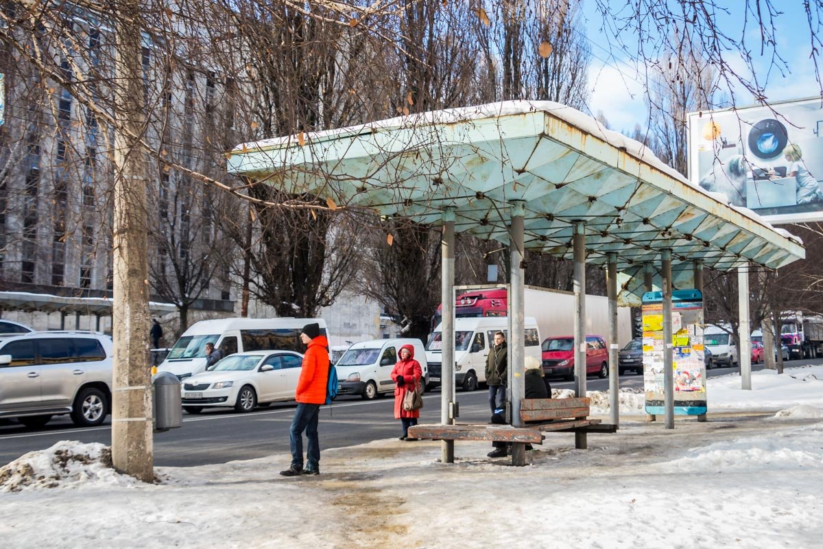 Под аварийным потолком ежедневно ожидают транспорт многие пассажиры Под аварийным потолком ежедневно ожидают транспорт многие пассажиры