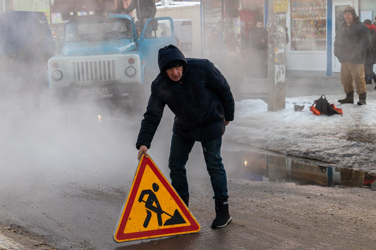 Он явно знает что-то, чего не знаем мы