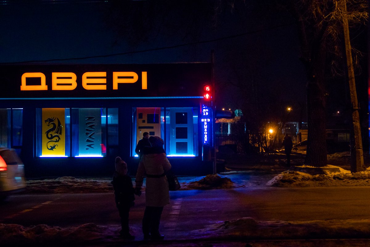 Мужчина переходил дорогу на красный сигнал светофора