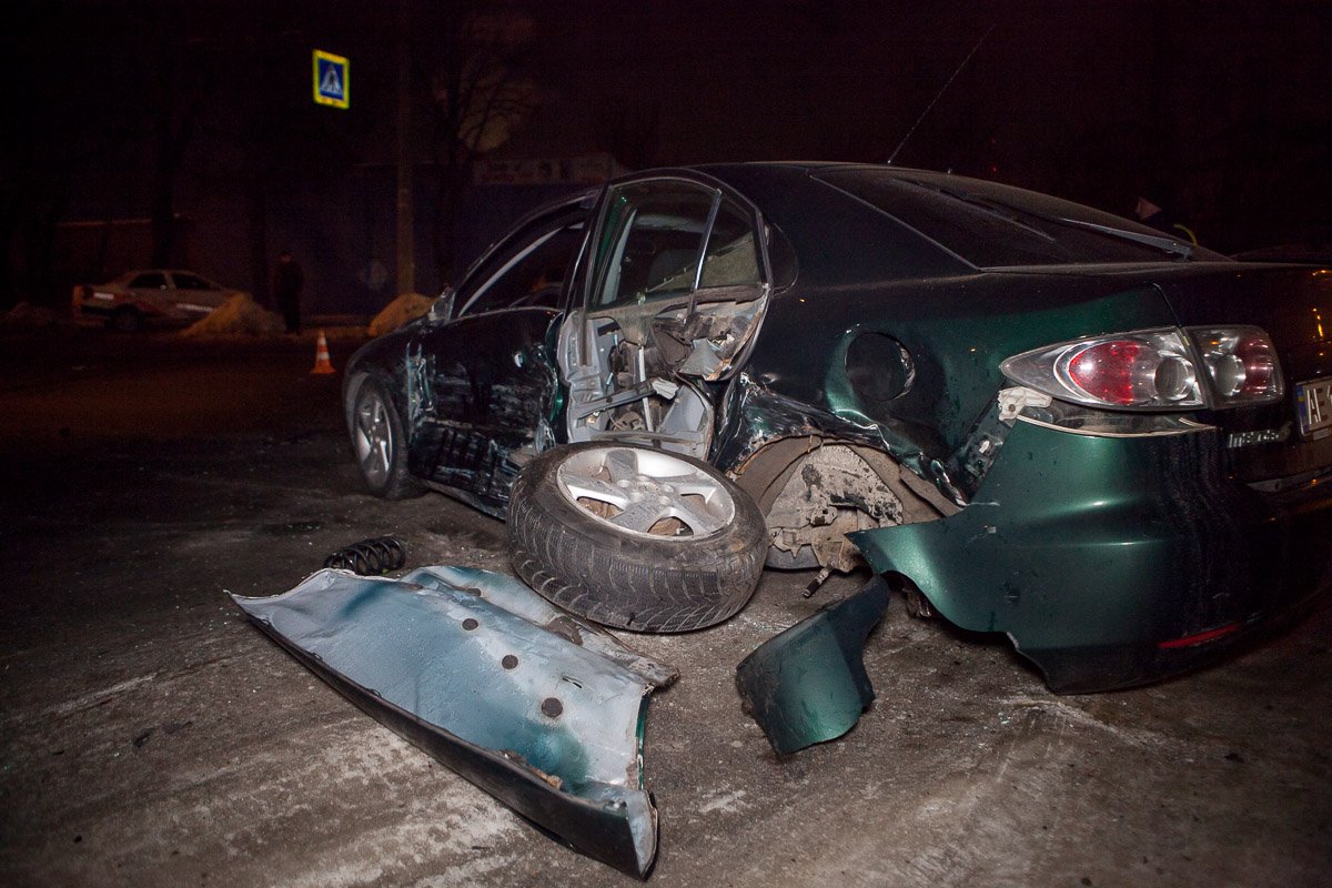 В аварии пострадали женщина и 3-летний ребенок, находившиеся в салоне Mazda