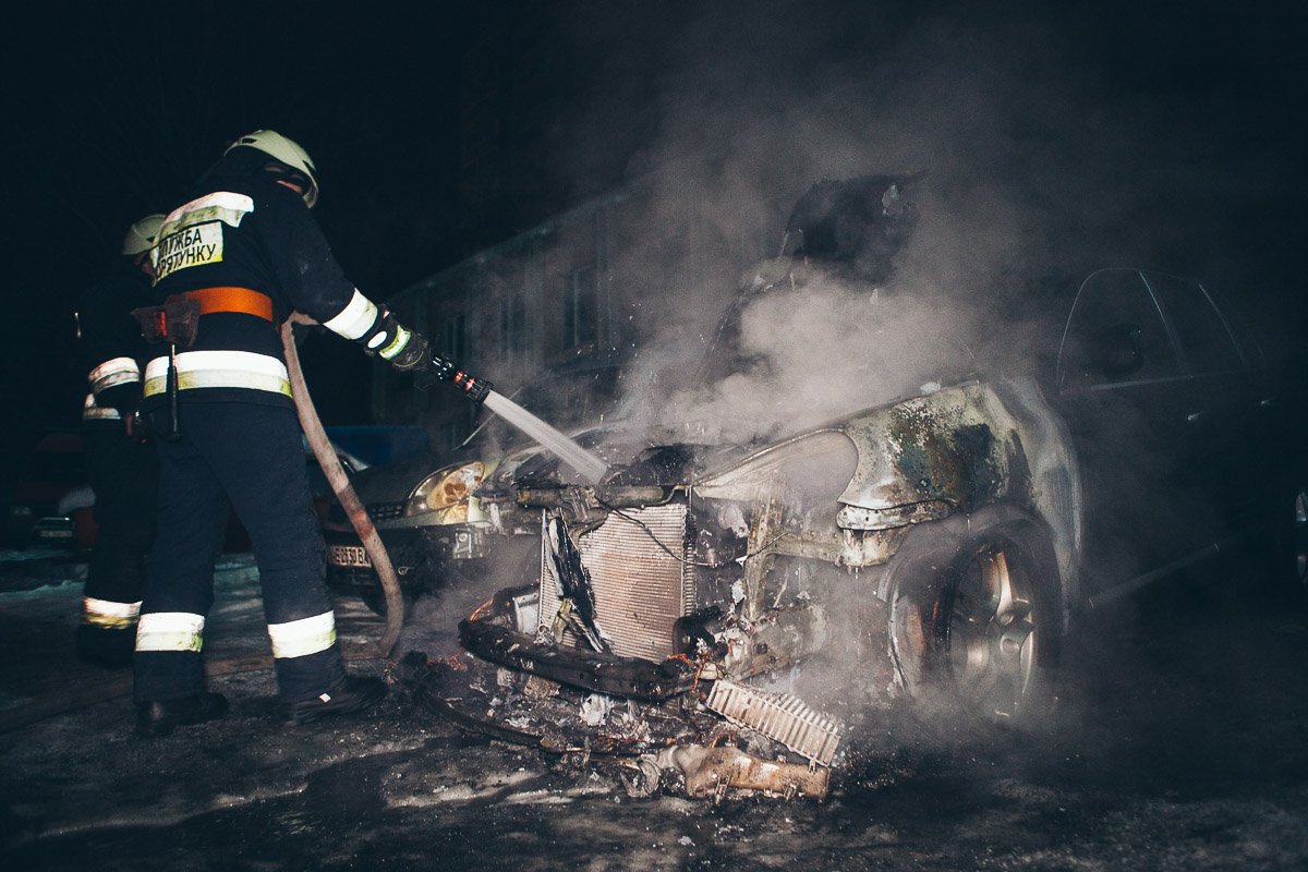 На парковке на улице Янтарной загорелся автомобиль Porsche Cayenne