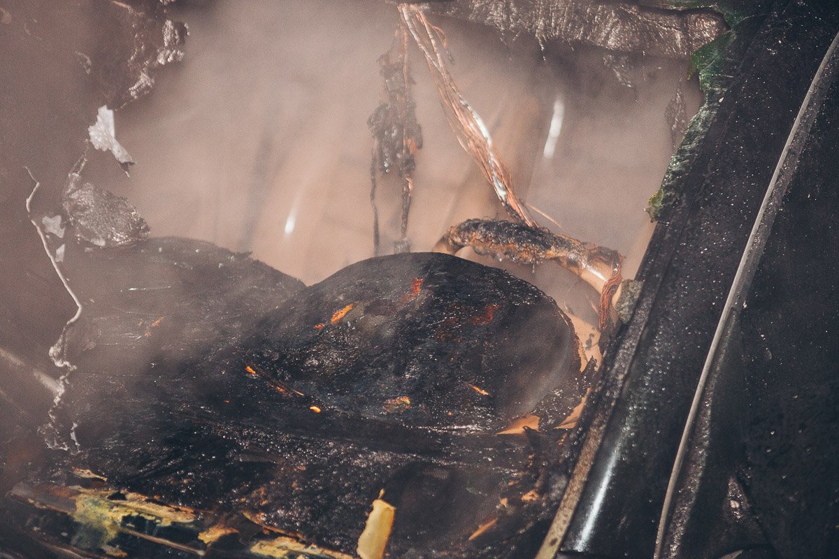 Спасателям потребовалось около 20 минут, чтобы полностью потушить горящий автомобиль