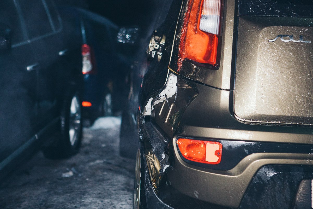 Огонь повредил автомобили Kia и Renault, припаркованные поблизости