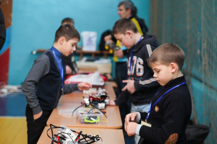 К областному этапу соревнований присоединились почти 80 учеников школ и лицеев Днепропетровщины – из Днепра, Каменского, Марганца, Никополя, Покрова, Павлограда и Желтых Вод К областному этапу соревнований присоединились почти 80 учеников школ и лицеев Днепропетровщины – из Днепра, Каменского, Марганца, Никополя, Покрова, Павлограда и Желтых Вод