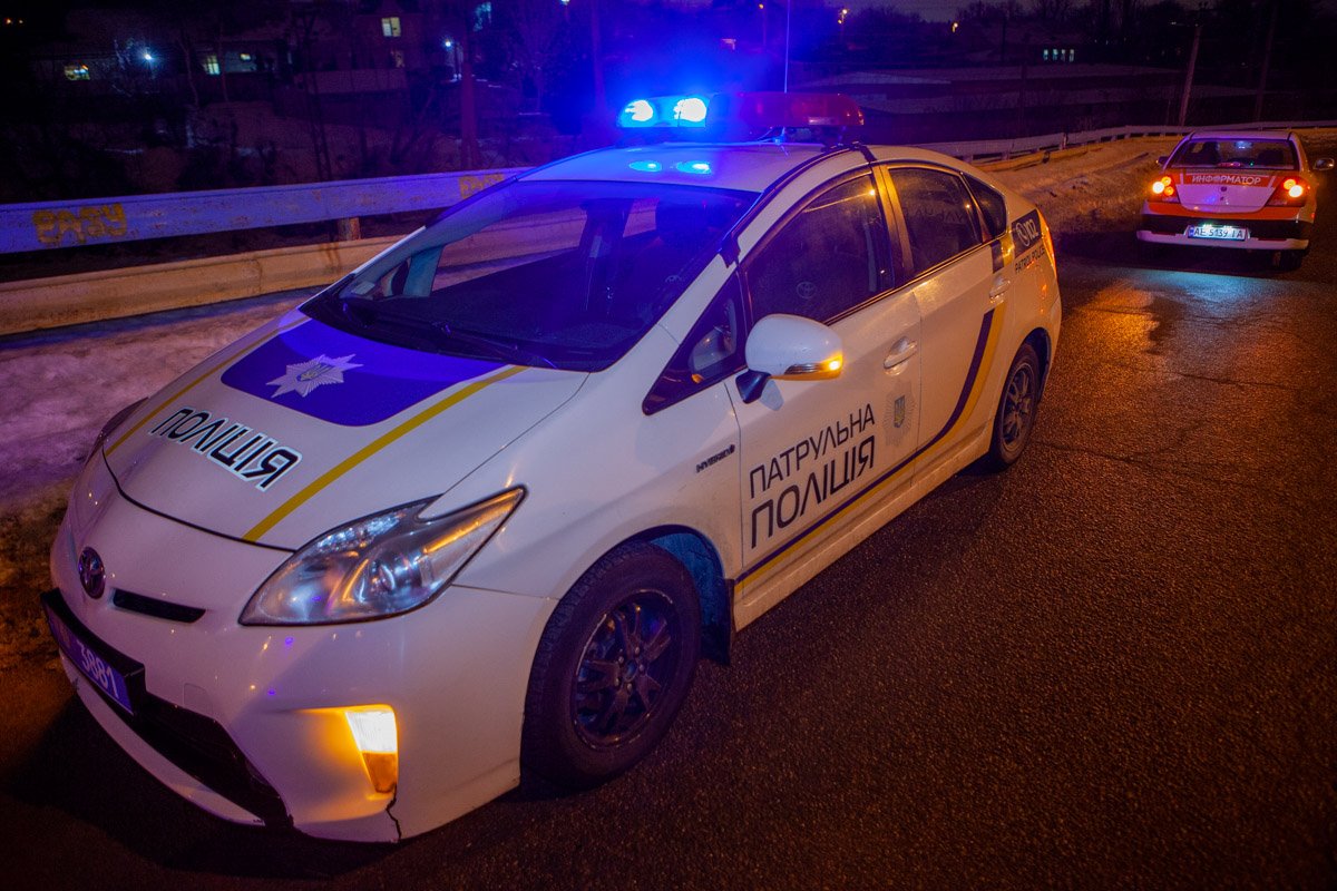 На место происшествия прибыл экипаж патрульной полиции