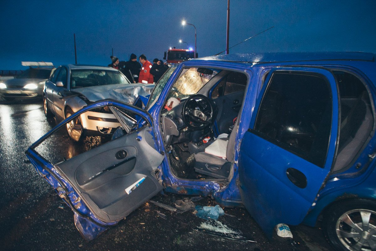 В Днепре ищут свидетелей аварии на Новом мосту В Днепре ищут свидетелей аварии на Новом мосту