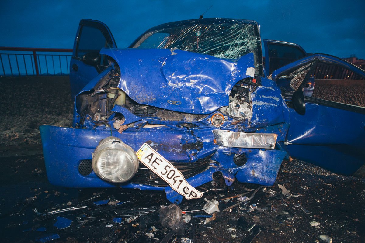 В результате столкновения от Daewoo практически не осталось живого места В результате столкновения от Daewoo практически не осталось живого места