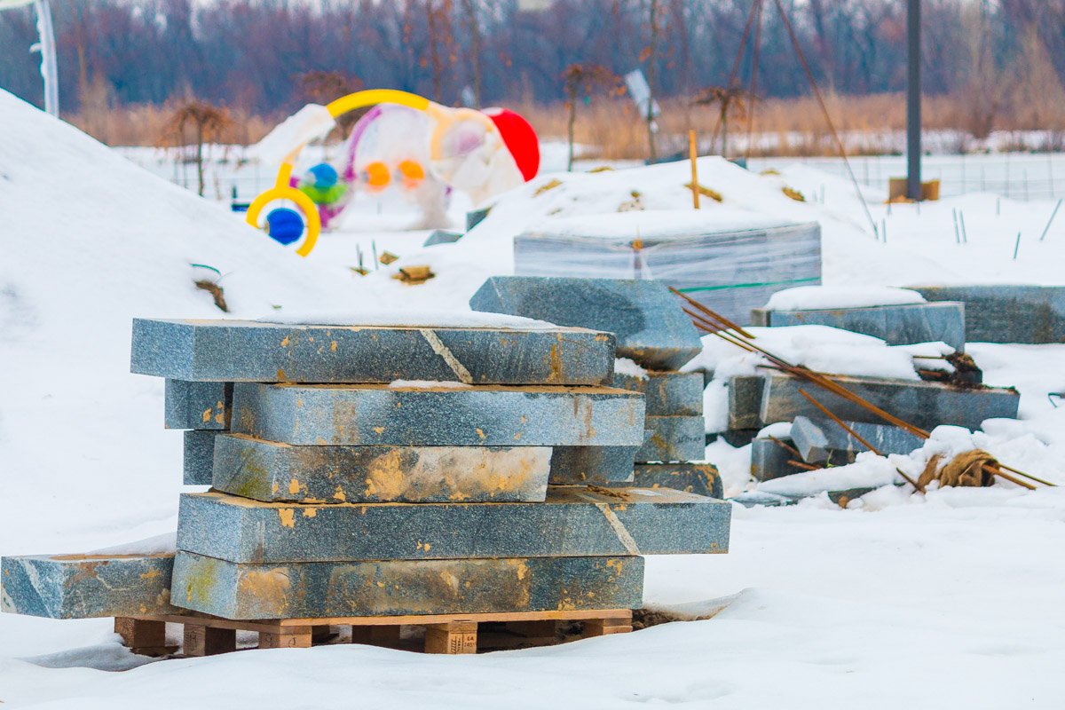 Территорию подготовили к тому, чтобы уложить плитку