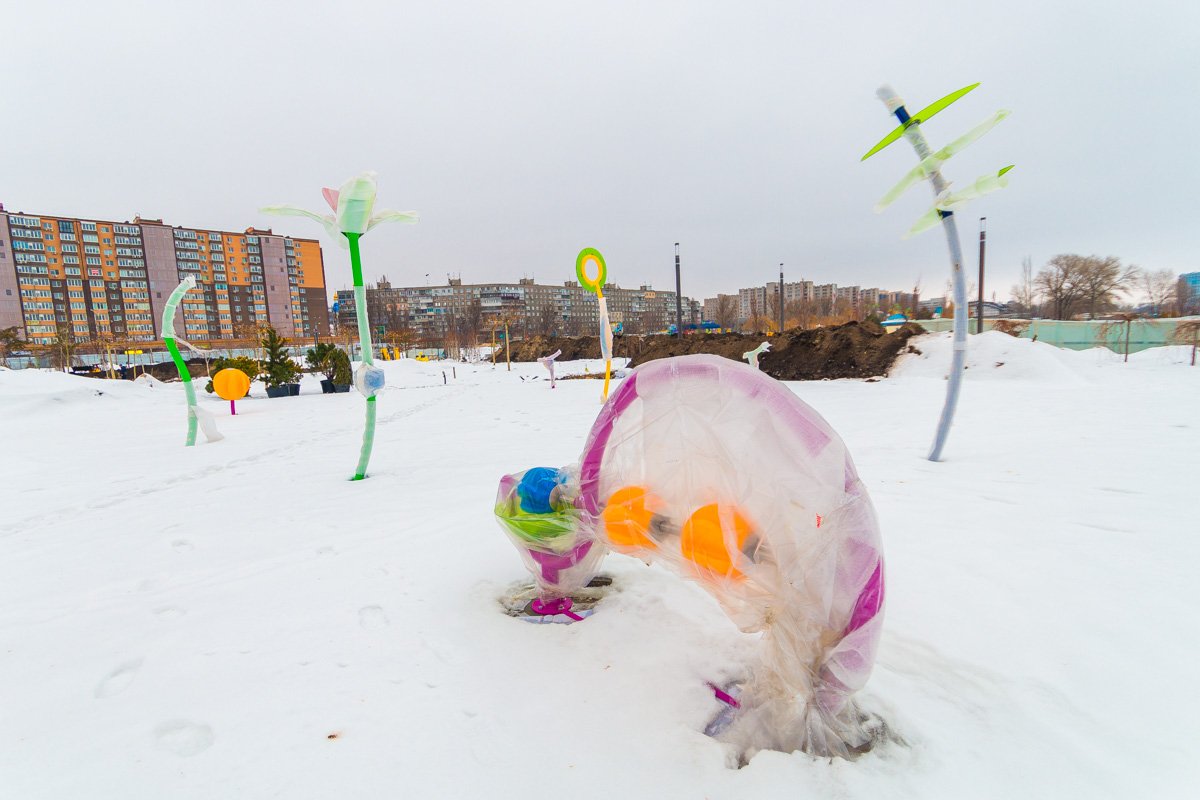 Некоторые элементы площадок уже стоят в сквере