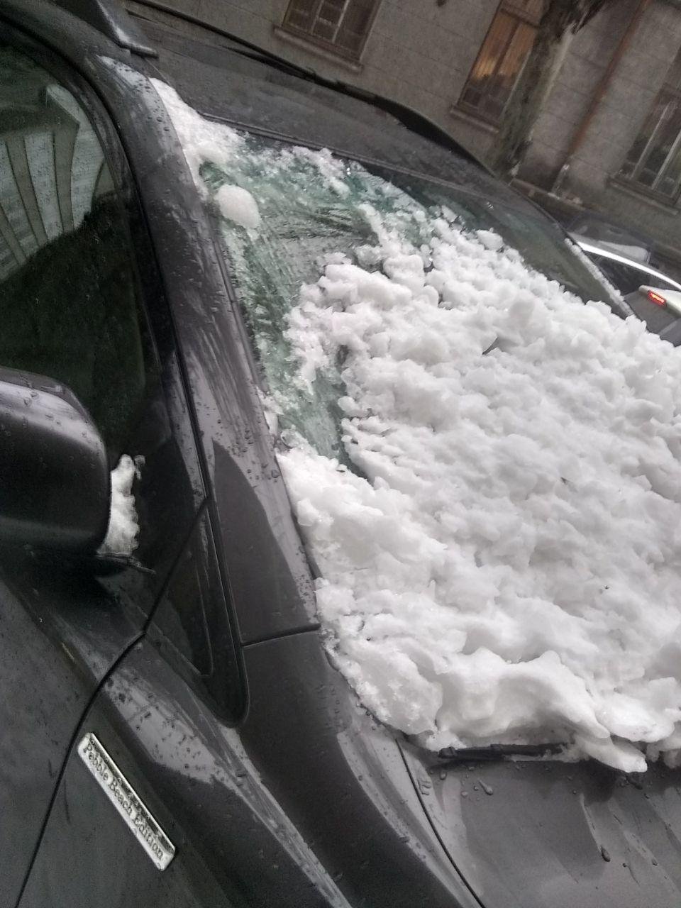 Снег разбил стекло