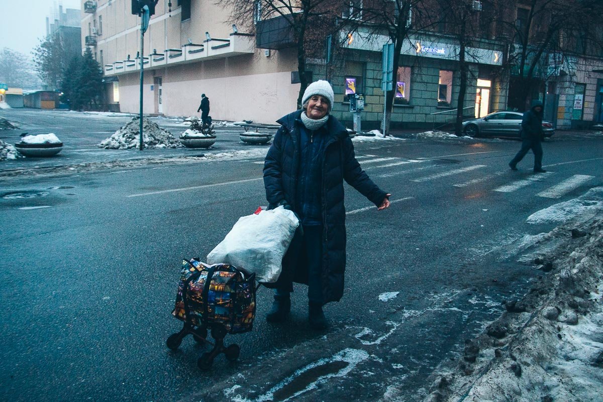 Несмотря на сырость и холод, у жителей хорошее настроение Несмотря на сырость и холод, у жителей хорошее настроение