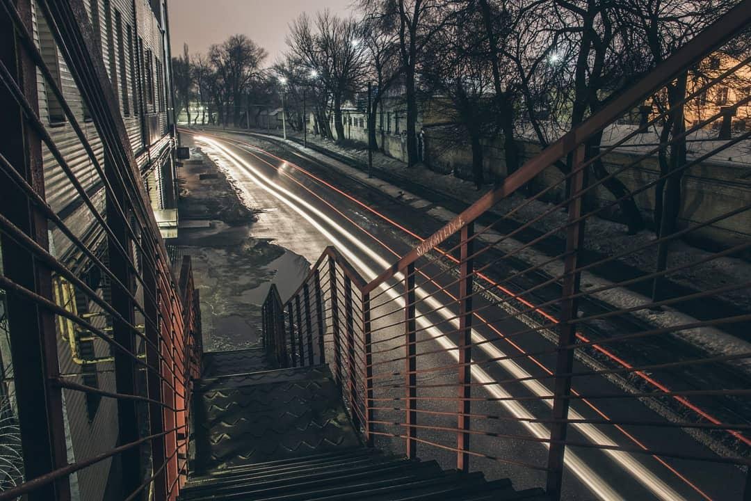 Лучше уж спуститься по такой, чем по карьерной. Фото: glebastee