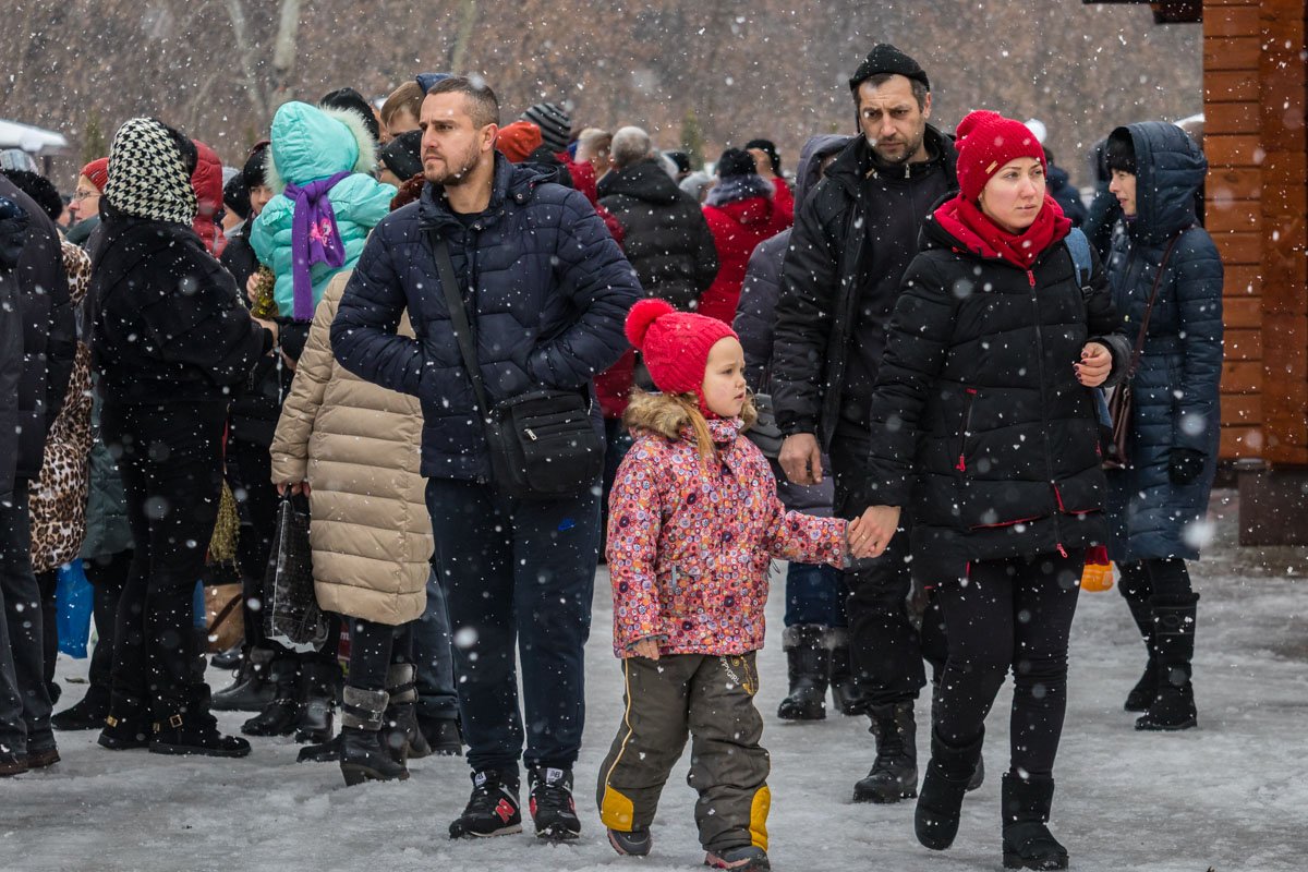 Многие пришли в храм с детьми Многие пришли в храм с детьми