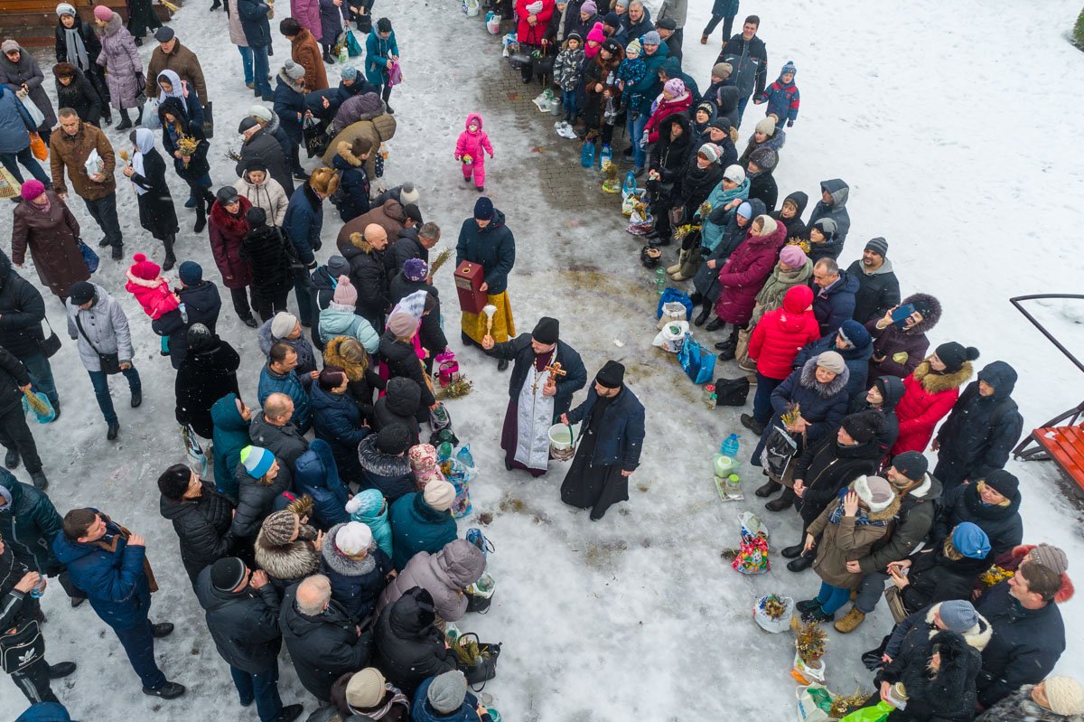 Малыши забавлялись тем, что бегали за священником Малыши забавлялись тем, что бегали за священником