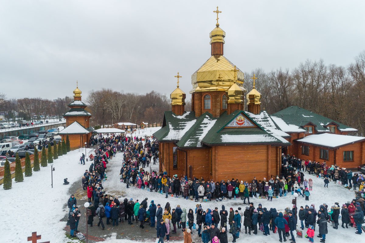 У храма собрались сотни жителей У храма собрались сотни жителей