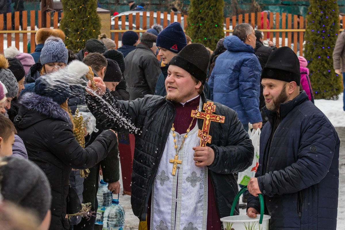 Священник щедро окропил прихожан водой Священник щедро окропил прихожан водой