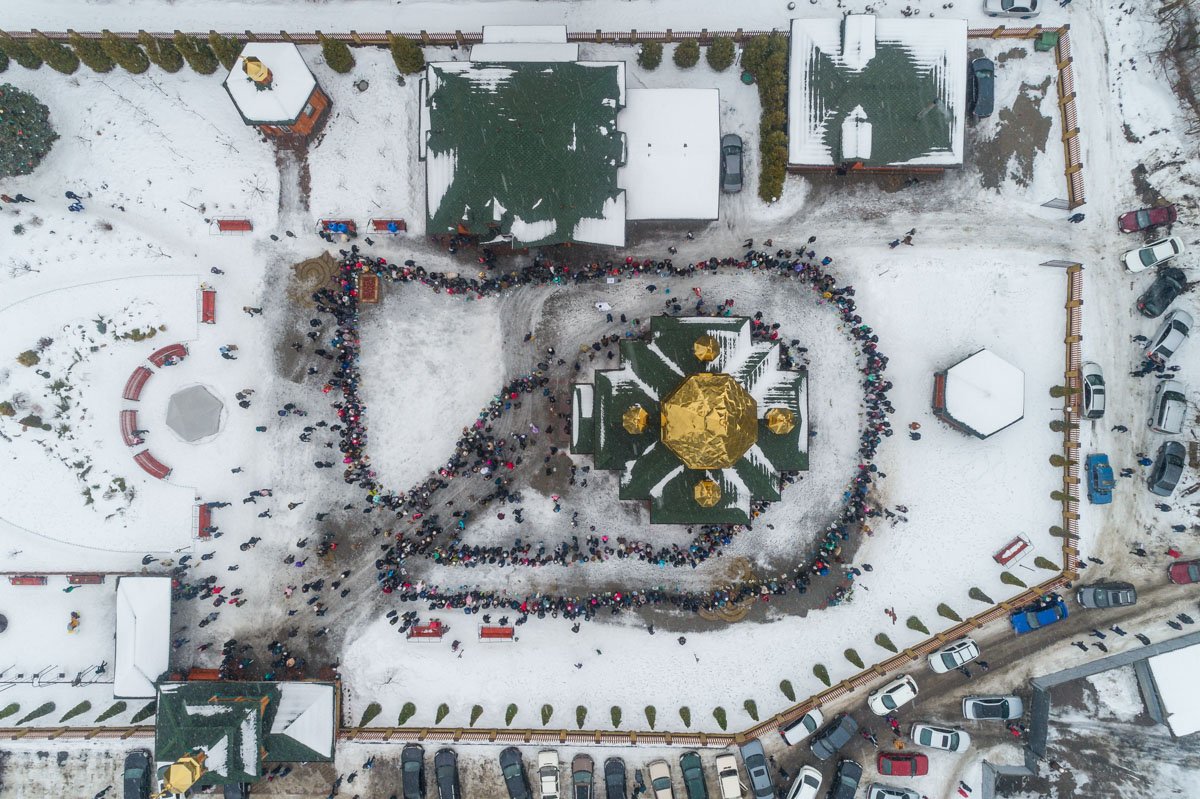 Людей становилось все больше и больше Людей становилось все больше и больше