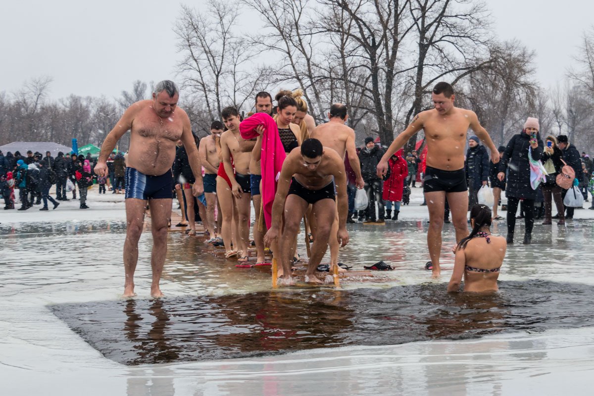Нельзя просто так взять и не окунуться в ледяную воду на Крещение