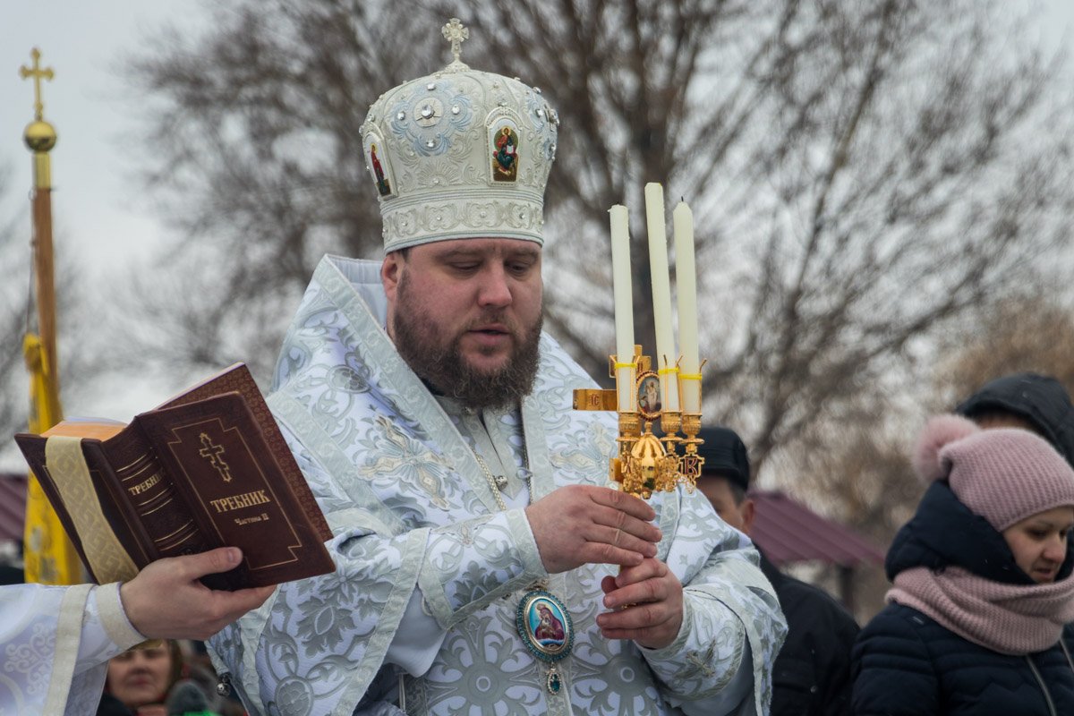 Священнослужители провели обряд освещения воды
