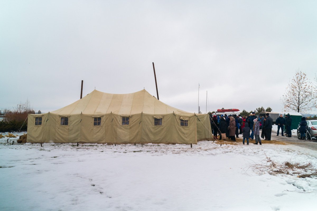 Специально, чтобы никто не замерз, везде установили мобильные пункты обогрева