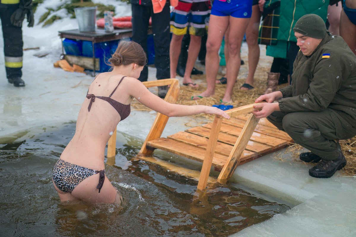 Так замерз, что забыл руку подать