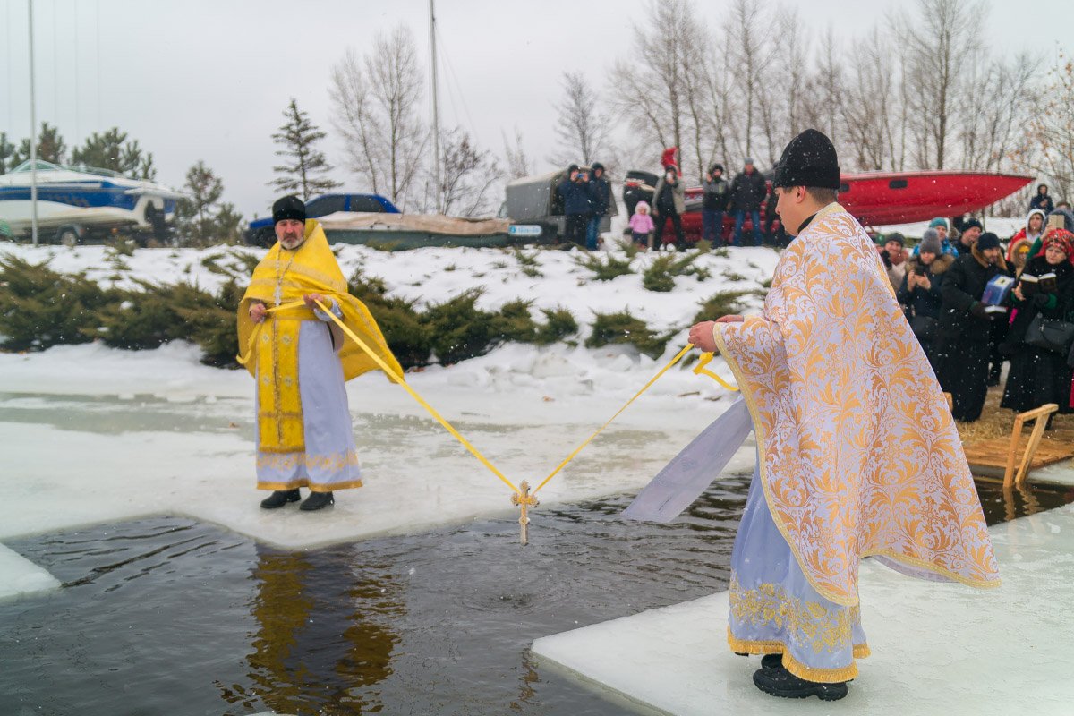 Богослужители провели традиционный обряд освящения воды