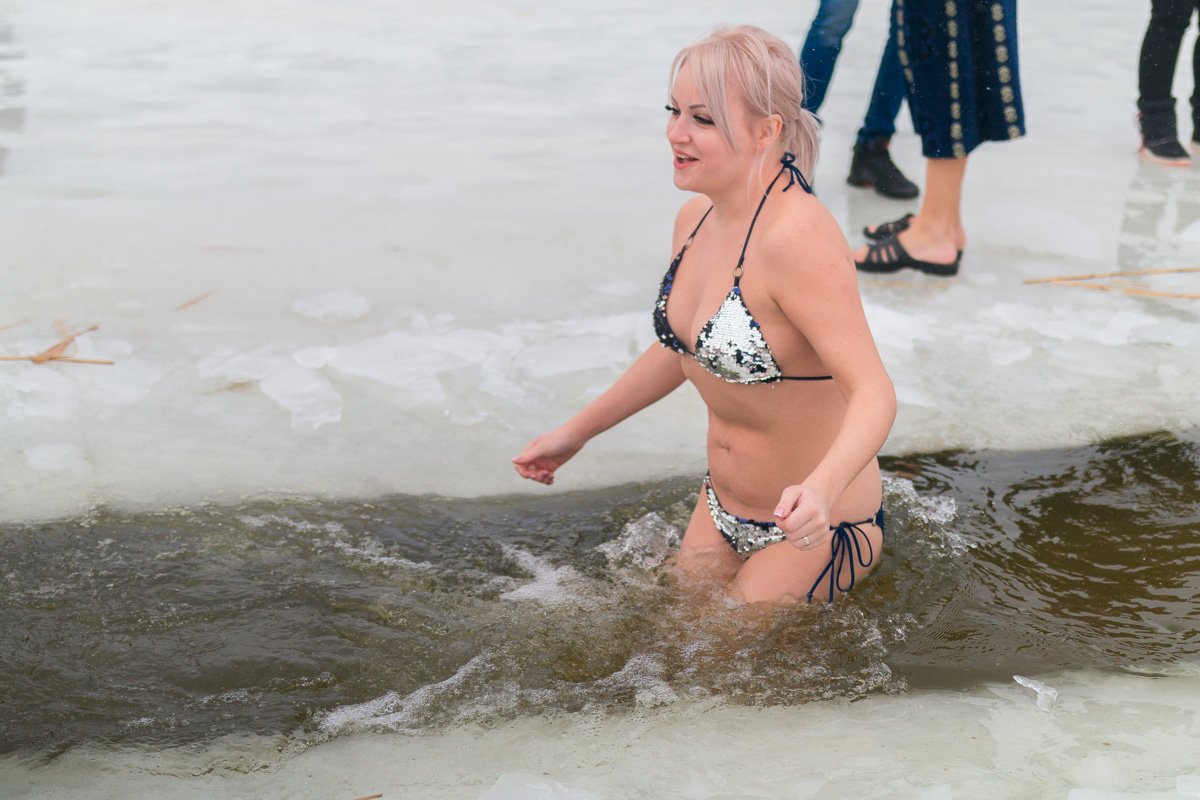 На лицо смотри, а не на паетки :)