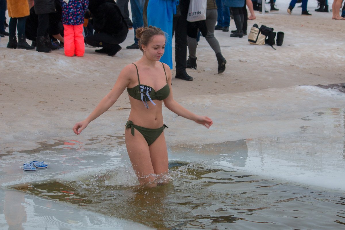 Надпись на купальнике полностью ей соответствует