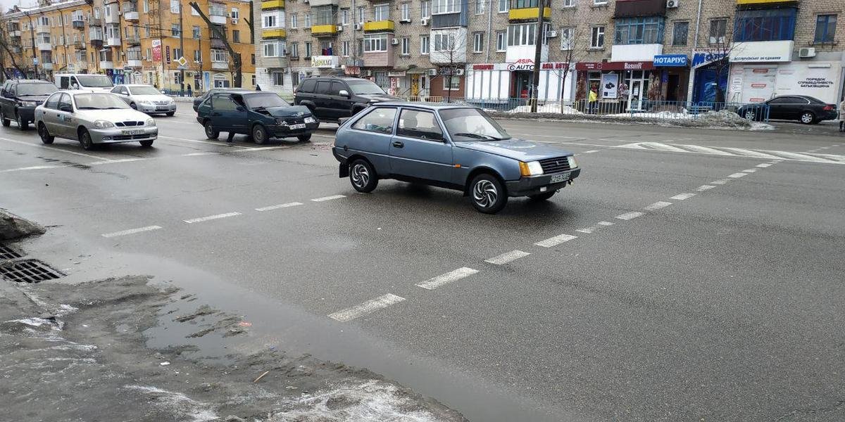 Предварительно, водитель ВАЗ не успел затормозить, в результате чего ударил впереди стоящий автомобиль Предварительно, водитель ВАЗ не успел затормозить, в результате чего ударил впереди стоящий автомобиль